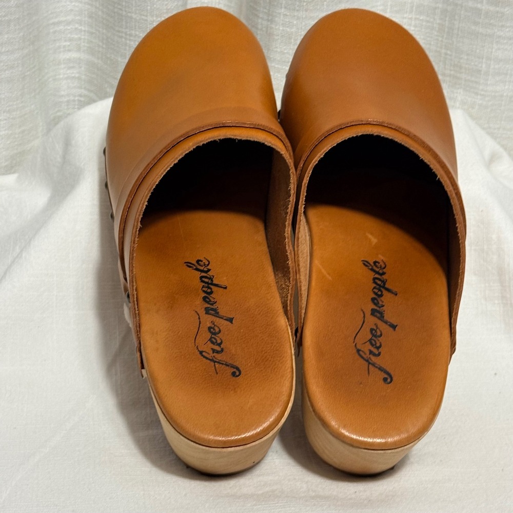 Free People Leather Wooden Clogs 40/9.5 US Tan Studded Made in Italy Mules - Picture 4 of 9